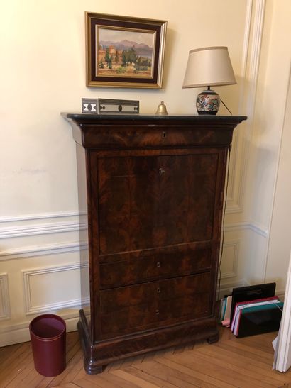 null Mahogany and flamed mahogany veneer straight desk with three drawers, grey marble...