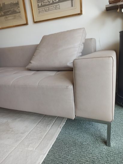 null Emaf PROGETTI (20th century)

Sofa in beige leather, padded seat. Chromed metal...