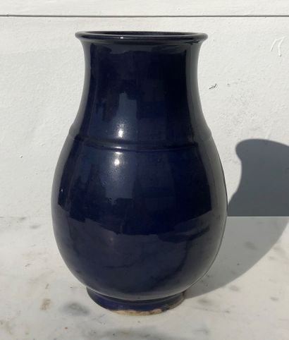  Vase de forme hu en porcelaine émaillée bleu cobalt. 
Chine, XIXe siècle. 
H. :...