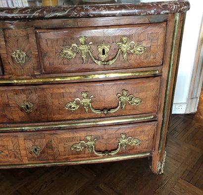 null Veneer chest of drawers opening with four drawers on three rows. Red marble...