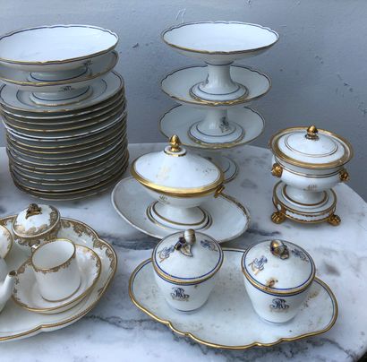 null Lot comprenant : 

- Service à thé en cabaret en porcelaine blanche à décor...
