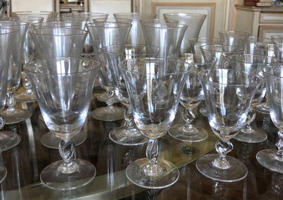 null 
DAUM France





Glass serving set including :





- 4 water glasses





-...