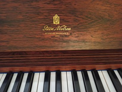  Piano STEEN NIELSEN Hammerspinet 
Pianoforte / clavecin à caisse en bois, une tirette...