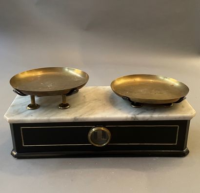 null Blackened wood scale. And marble tray.

With a box of weights. The smallest...