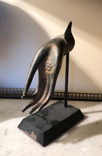 null Tête de Bouddha en métal à l’imitation du bronze.

H. : 32 cm avec le socle.

On...