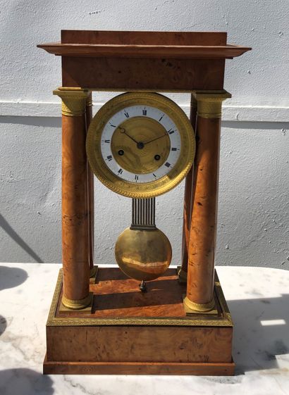 null Four columns portico clock in burr veneer, brass and gilt bronze trim, palmettes...