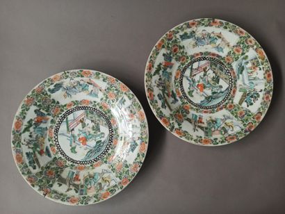 null Lot including CANTON and Compagnie des Indes : 

- Pair of two enamelled dishes...