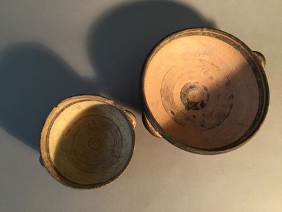 null Lot composed of two cups decorated with concentric circles. Clay. Chips and...