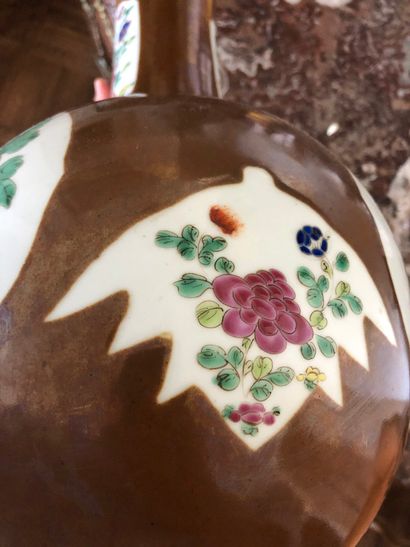 null CHINE

Vase bouteille en porcelaine à fond capucin à décor en réserves de bouquets...