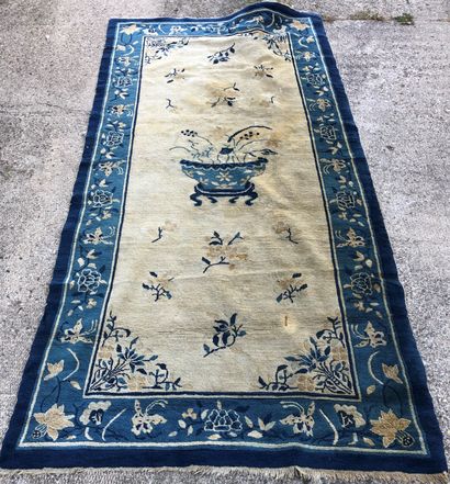 null Ensemble de quatre tapis, dont deux chinois :

Décor dragons : 278 x 180 cm.

Décor...