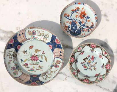 null Set of five pieces of polychrome enamelled porcelain including :

- A large...