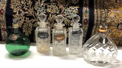 null Set of five glass and cut crystal decanters with stoppers

Small accidents

H...