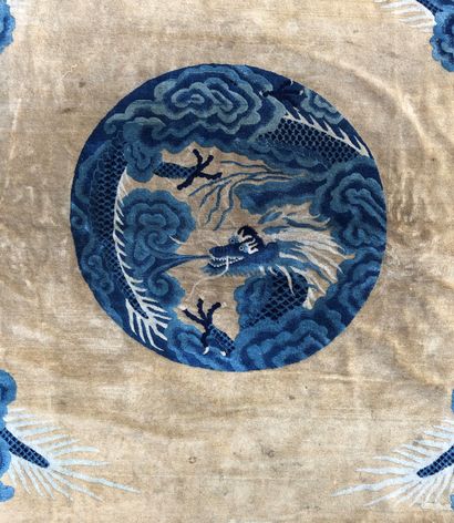  Ensemble de quatre tapis, dont deux chinois : 
Décor dragons : 278 x 180 cm. 
Décor...