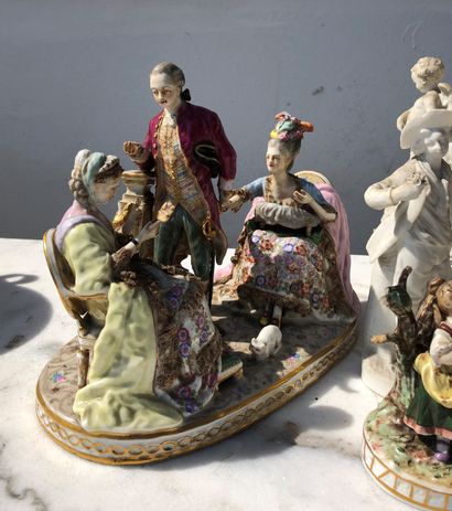 null Lot including : 

- Two "Peddlers" figurines in pipe clay. 19th century. Small...