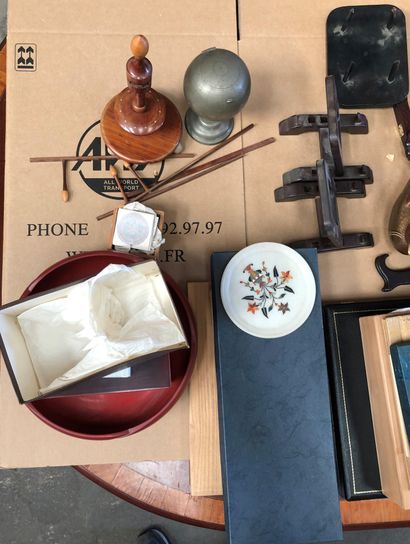  Mannette comprenant vase Japon Imari, pots couverts, corbeille, boîtes, socles,...