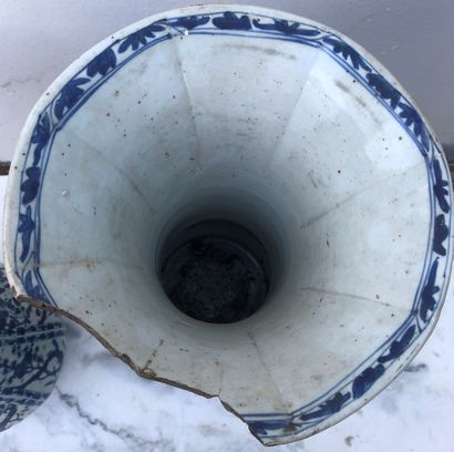 null Paire de vases cornet en porcelaine à décor bleu blanc sous couverte. Chine,...