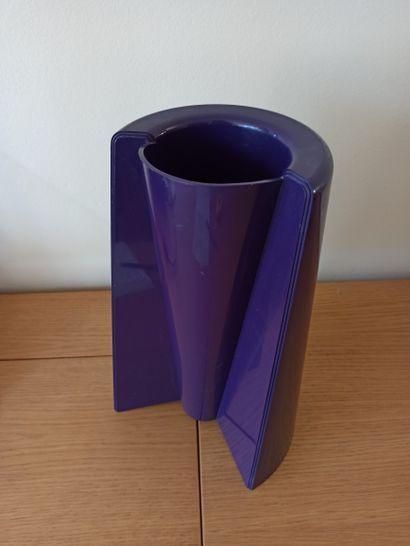 null Enzo MARI (born in 1932)

Purple reversible vase model "Pago Pago" (1969). 

Publisher...