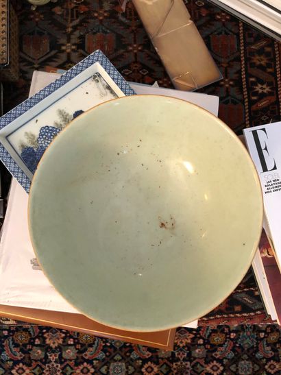 null CHINA

Celadon porcelain bowl, false marks, wooden base

20th century

9 x 17...