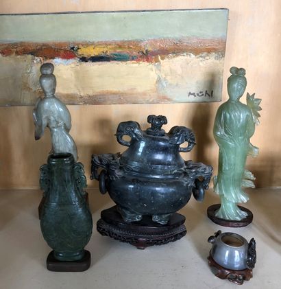 null CHINA

Jadeite and hard stone lot (missing and damaged) including :

- A perfume...