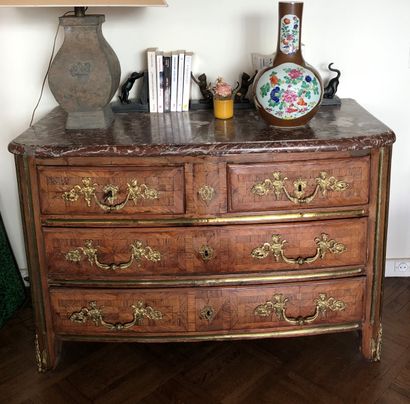 null Veneer chest of drawers opening with four drawers on three rows. Red marble...