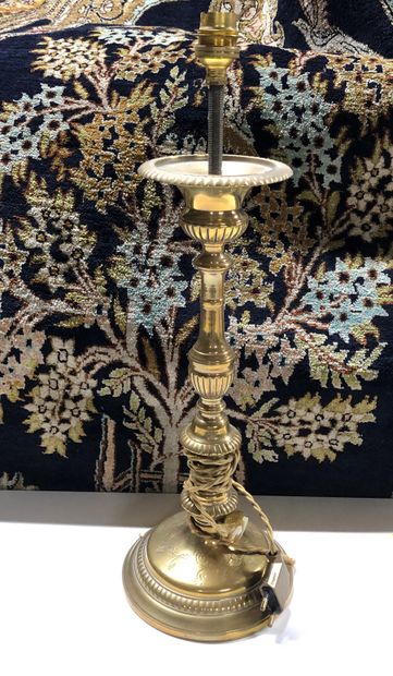 null Pair of tripod gilt brass lamp stands

H : 49,5 cm

A large gilt brass candlestick...