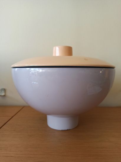 null Lot including : 

Alessandro MENDINI (born 1931)

Plastic covered pot. 

Edition...