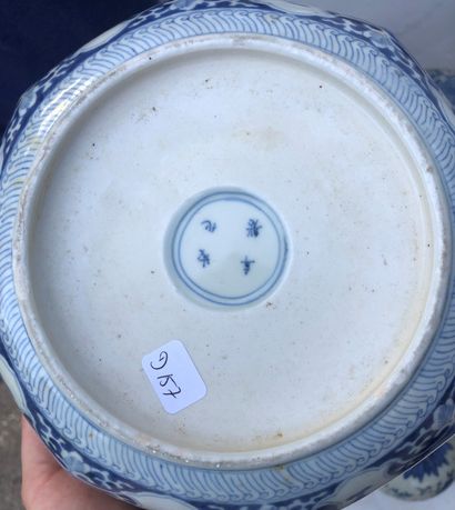 null A blue-white porcelain lot including many bowls, cups and dishes. Some marked....