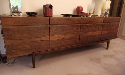 null IB-KOFORD LARSEN

Rosewood sideboard with four drawers and four leaves. 

Edition...