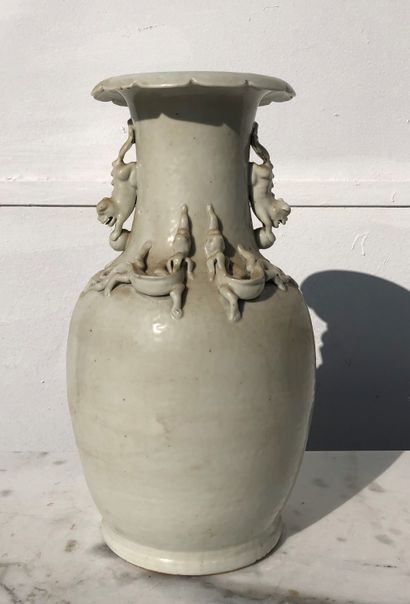  Grand vase balustre en porcelaine dite blanc de Chine à décor en relief de qilongs,...