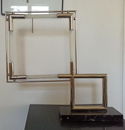  Jacques ADNET (1900-1984) 
Lampe modèle "Quadro" à structure en métal argenté à...