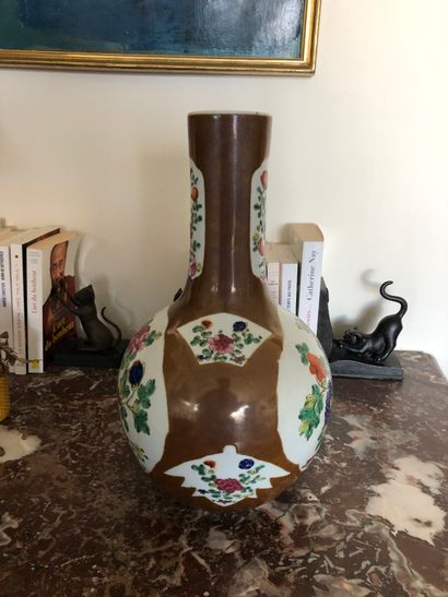 null CHINA

Porcelain bottle vase with a capuchin background and a reserve decoration...