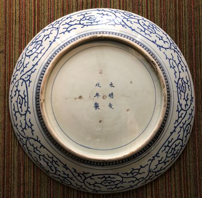 null UNSEEN - Porcelain dish decorated in blue underglaze with ''Three friends of...