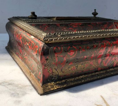 null Inkwell in Boulle marquetry of brass on a red tortoiseshell background, gilt...