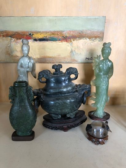 null CHINA

Jadeite and hard stone lot (missing and damaged) including :

- A perfume...