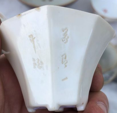 null Lot en porcelaine et faïence, principalement à décor Imari comprenant tasses,...