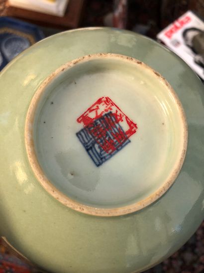 null CHINA

Celadon porcelain bowl, false marks, wooden base

20th century

9 x 17...