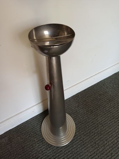 null Ashtray in chromed metal, the shaft tapered and the base circular. 

H. 67 cm

Wear...