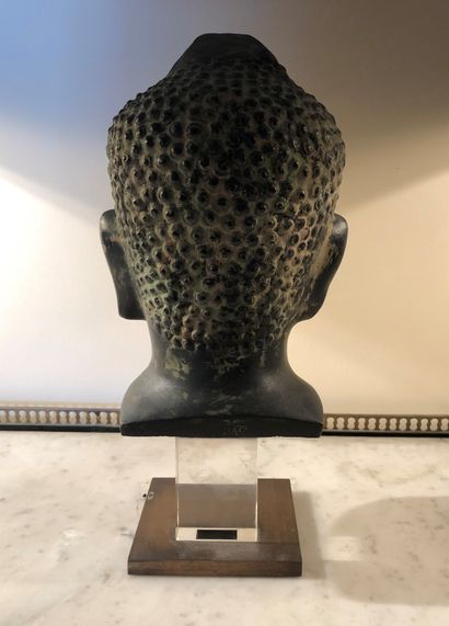 null Buddha head in metal imitating bronze.

H. 32 cm with the base.

A hand of life...