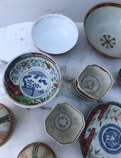 null Lot of porcelain and earthenware, mainly with Imari decoration including cups,...