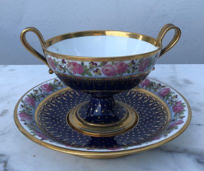 null Tasse à thé et sous-tasse en porcelaine à décor de frises de palmettes à l'or...