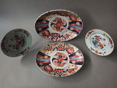 null Lot including : 

Two oval porcelain dishes, the edge scalloped, with enamelled...