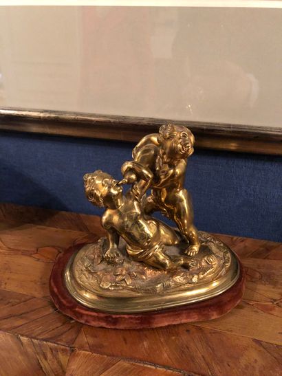 null Epreuve en bronze doré figurant deux enfants buvant

14,5 x 17 x 9,5 cm