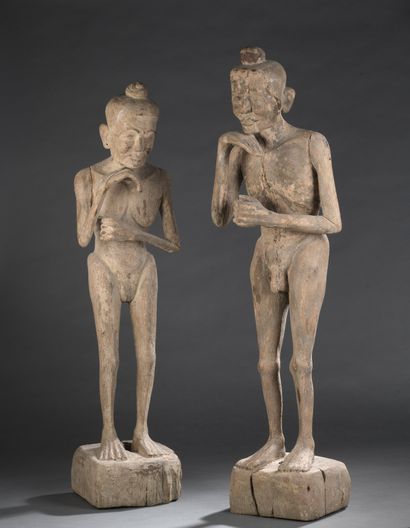 null DEUX STATUETTES en bois naturel sculpté, figurant un couple debout sur un socle.

Fentes,...