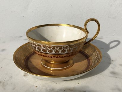 null Tasse à thé et sous-tasse en porcelaine à décor de frises de palmettes à l'or...