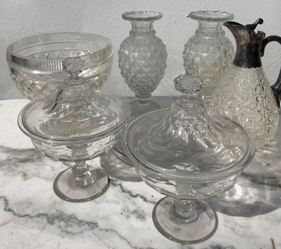 null Lot including : 

- A pair of baluster vases in cut crystal with diamond points.

-...