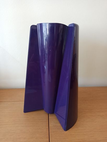 Enzo MARI (né en 1932) 
Vase violet réversible...