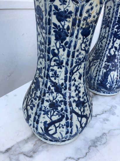 null A pair of porcelain horn vases with blue and white underglaze decoration. China,...