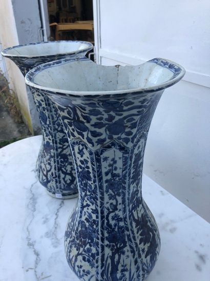 null Paire de vases cornet en porcelaine à décor bleu blanc sous couverte. Chine,...