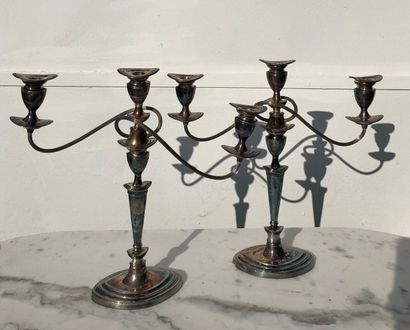 null Pair of silver plated candelabras. 

Wear and tear. Height : 42,5 cm

A pair...