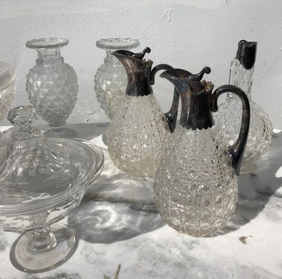 null Lot including : 

- A pair of baluster vases in cut crystal with diamond points.

-...